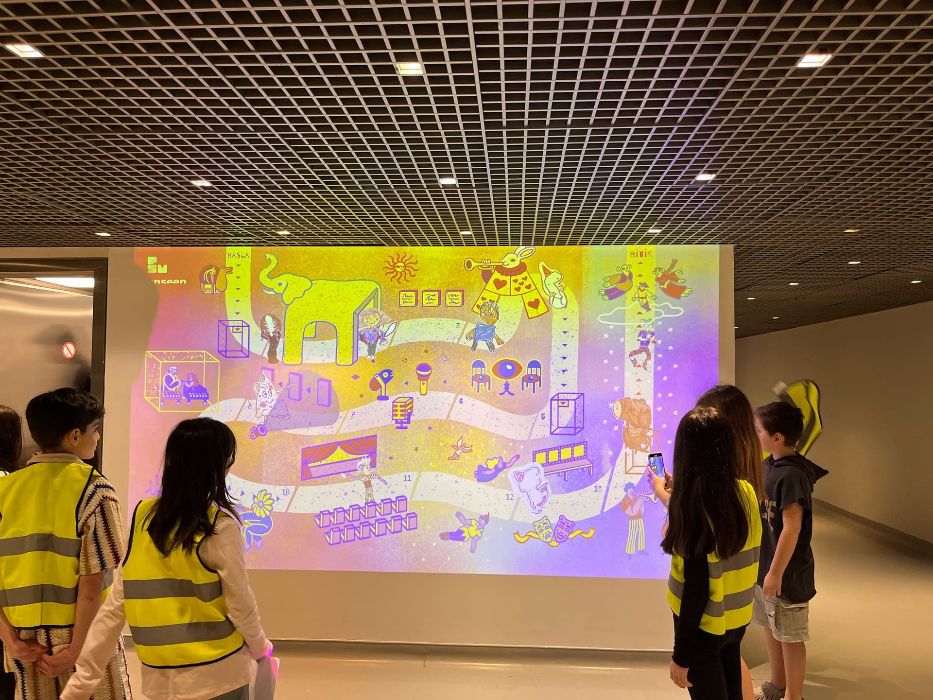 Çocuklar, Zorlu PSM'de sahnelerin sırlarını keşfediyor!