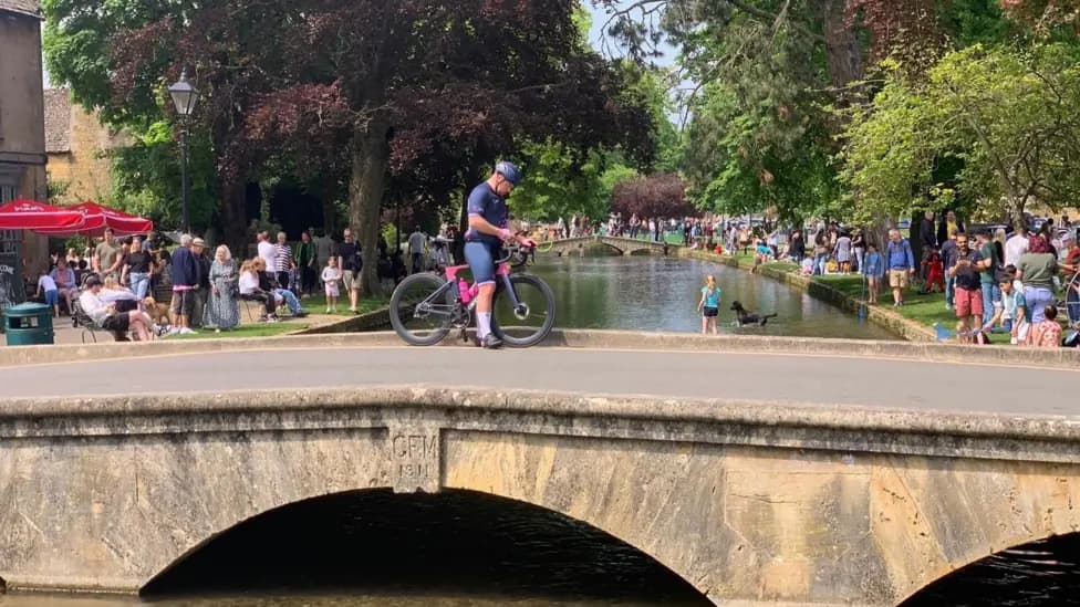 TikTok Turistleri Bourton-on-the-Water Köyünü Tehdit Ediyor