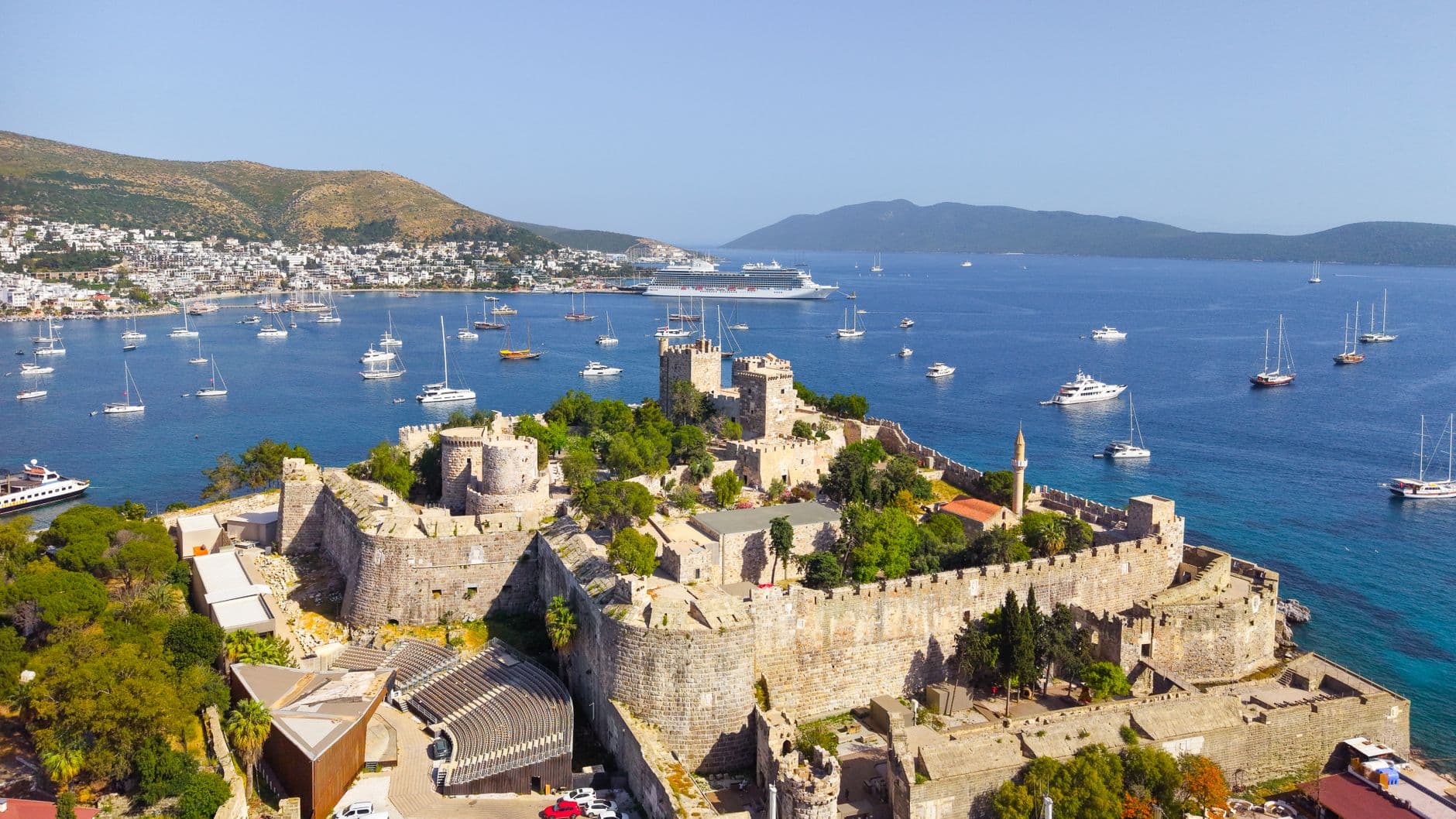 Bodrum'a İki Dev Kruvaziyerle 4 Bin 625 Turist Geldi