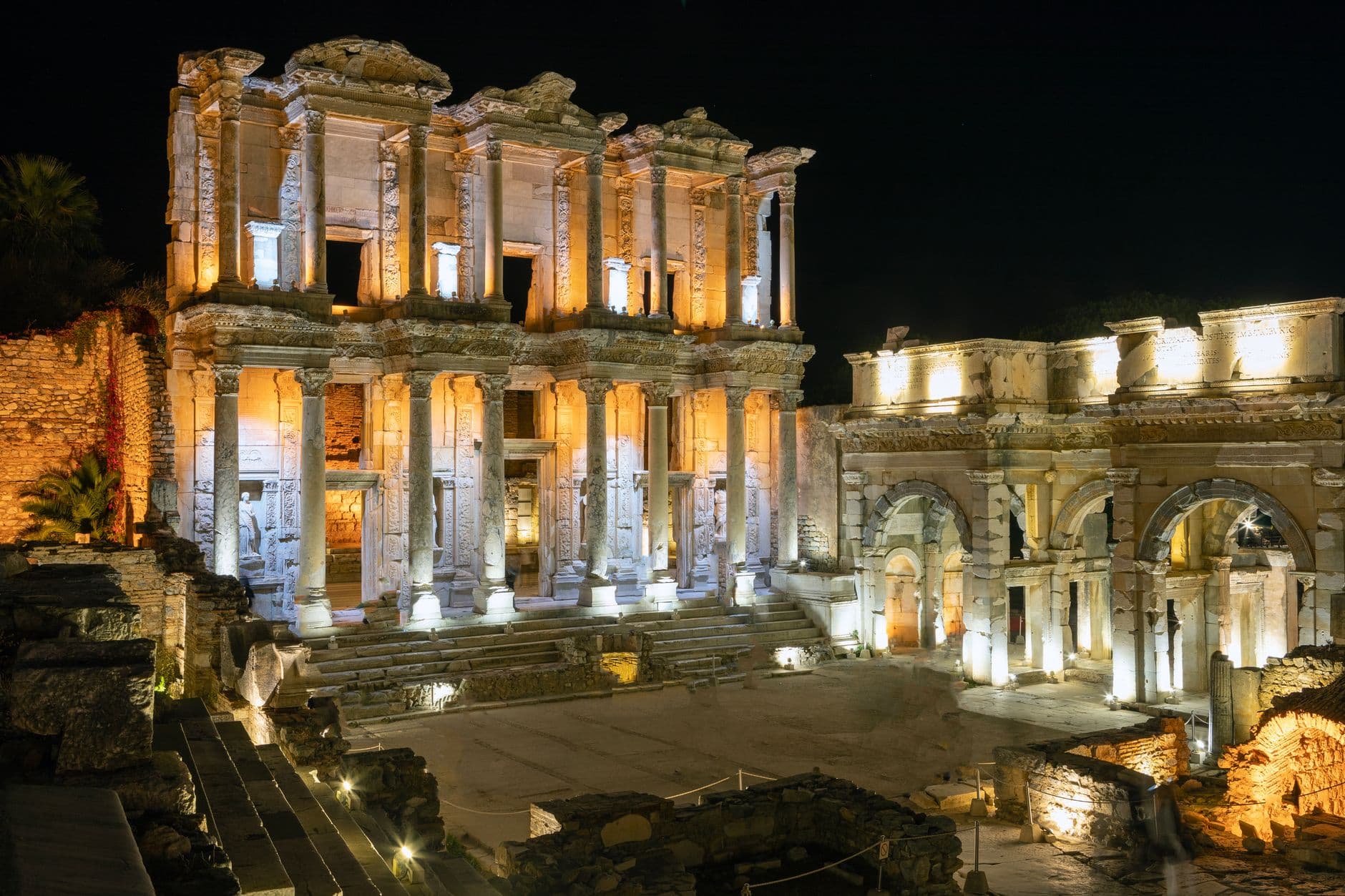 Şanlıurfa'da 45 dereceyi aşan sıcaklar turistleri gece gezilerine yöneltti