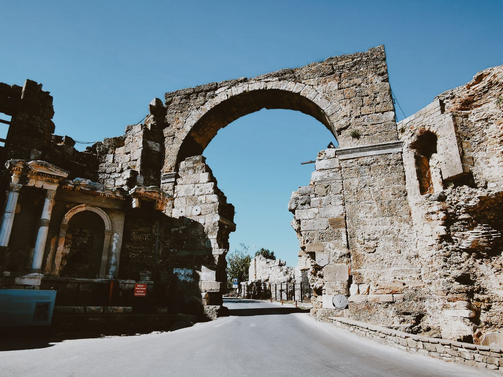 Side Antik Kenti'nde Herakles Kapısı ortaya çıkarıldı