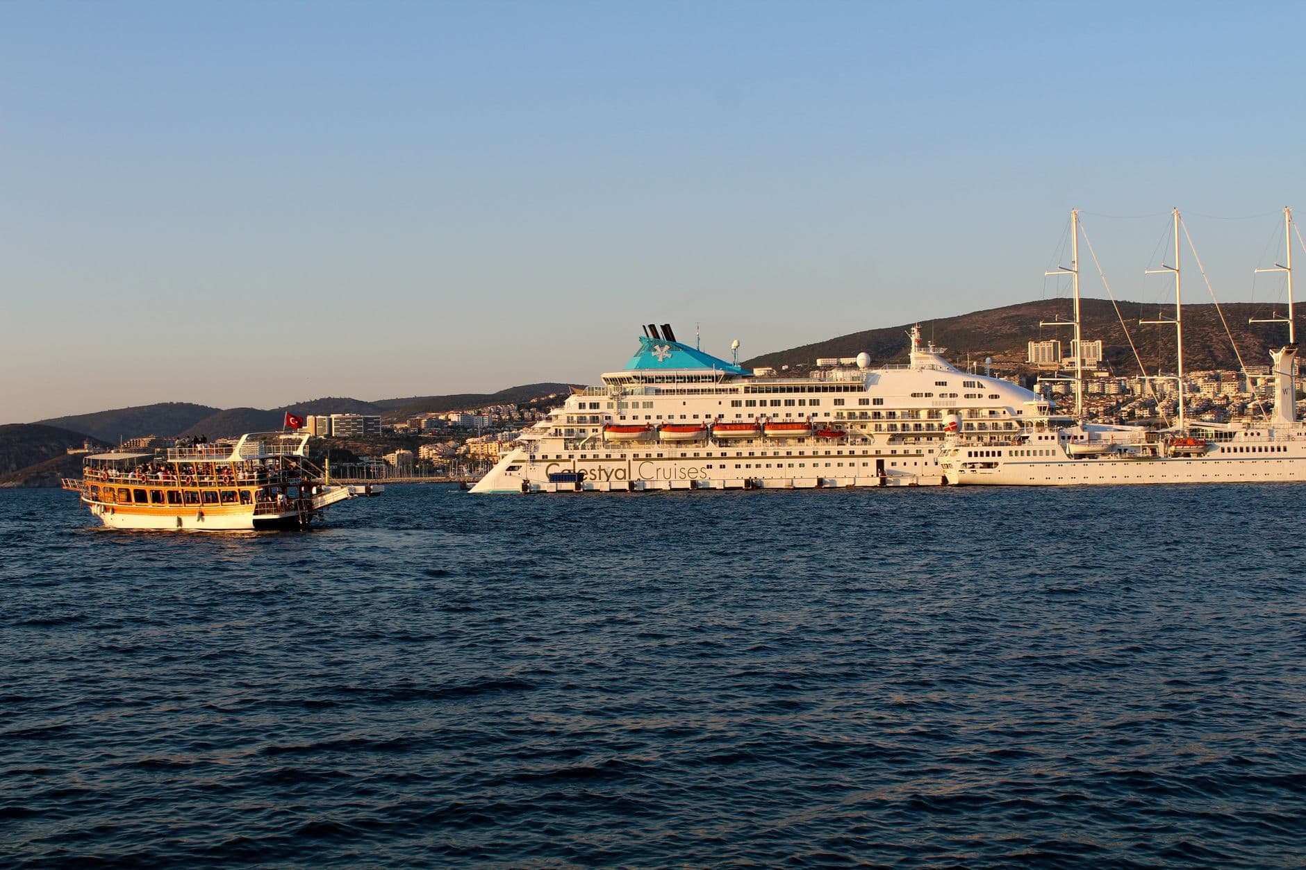 Malta bayraklı Aroya Manara kruvaziyer gemisi Marmaris'e 3 bin 700 turist getirdi