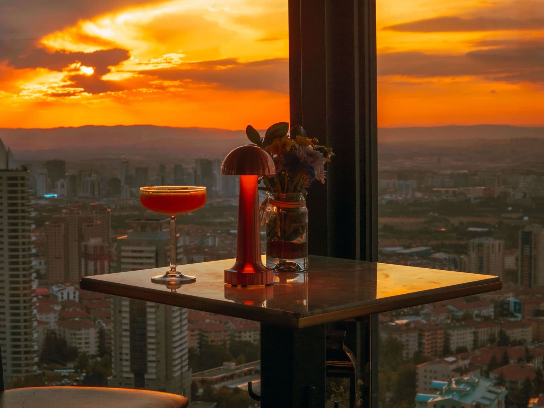 The Peninsula Hotels yaz aylarında şehir manzaralarını rooftop barlarında sunuyor