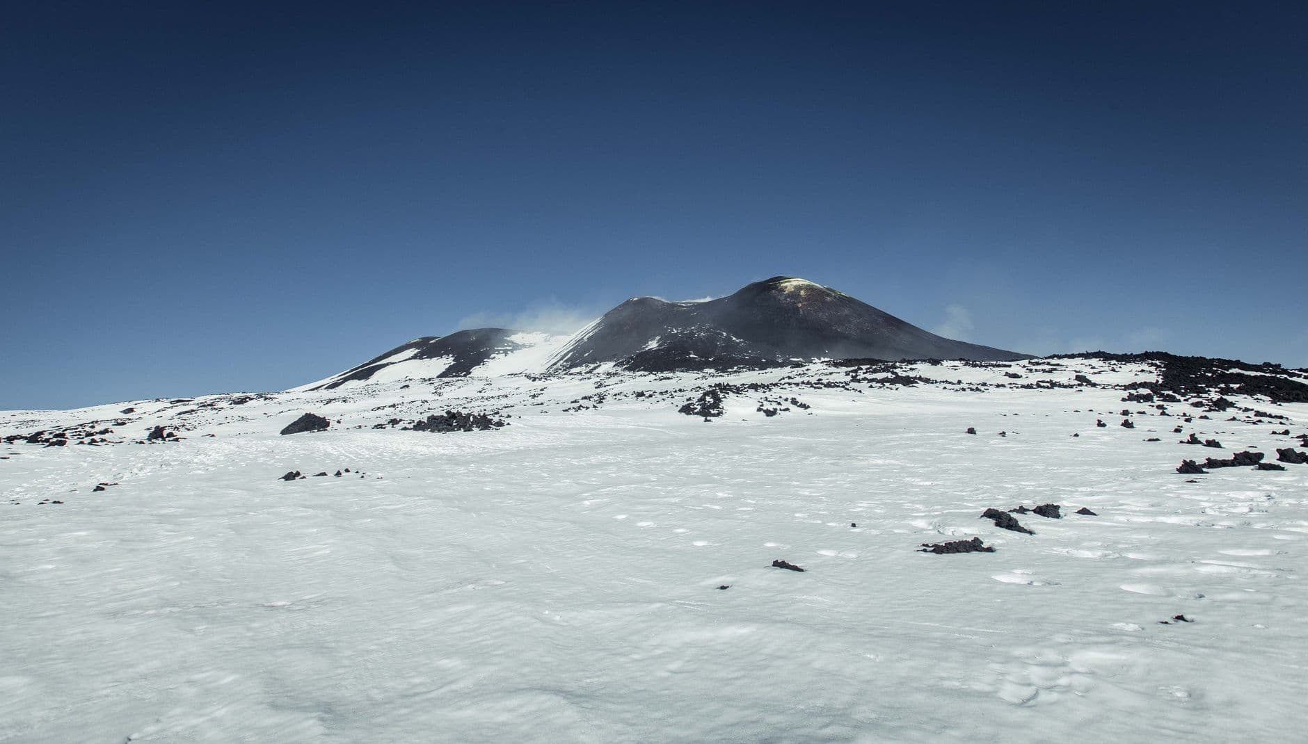 Etna Yanardağı'nın kül püskürtmesi Katanya Havalimanı'nda uçuşları durdurdu