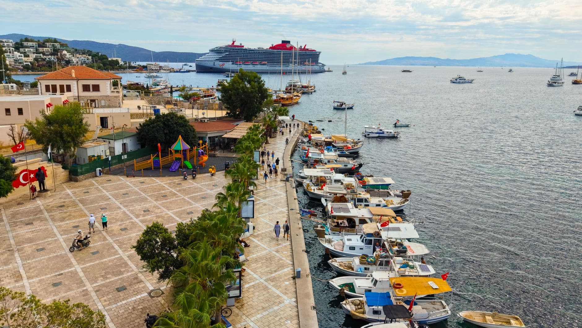 Aurora kruvaziyeri Bodrum'a ilk kez 1814 turist getirdi