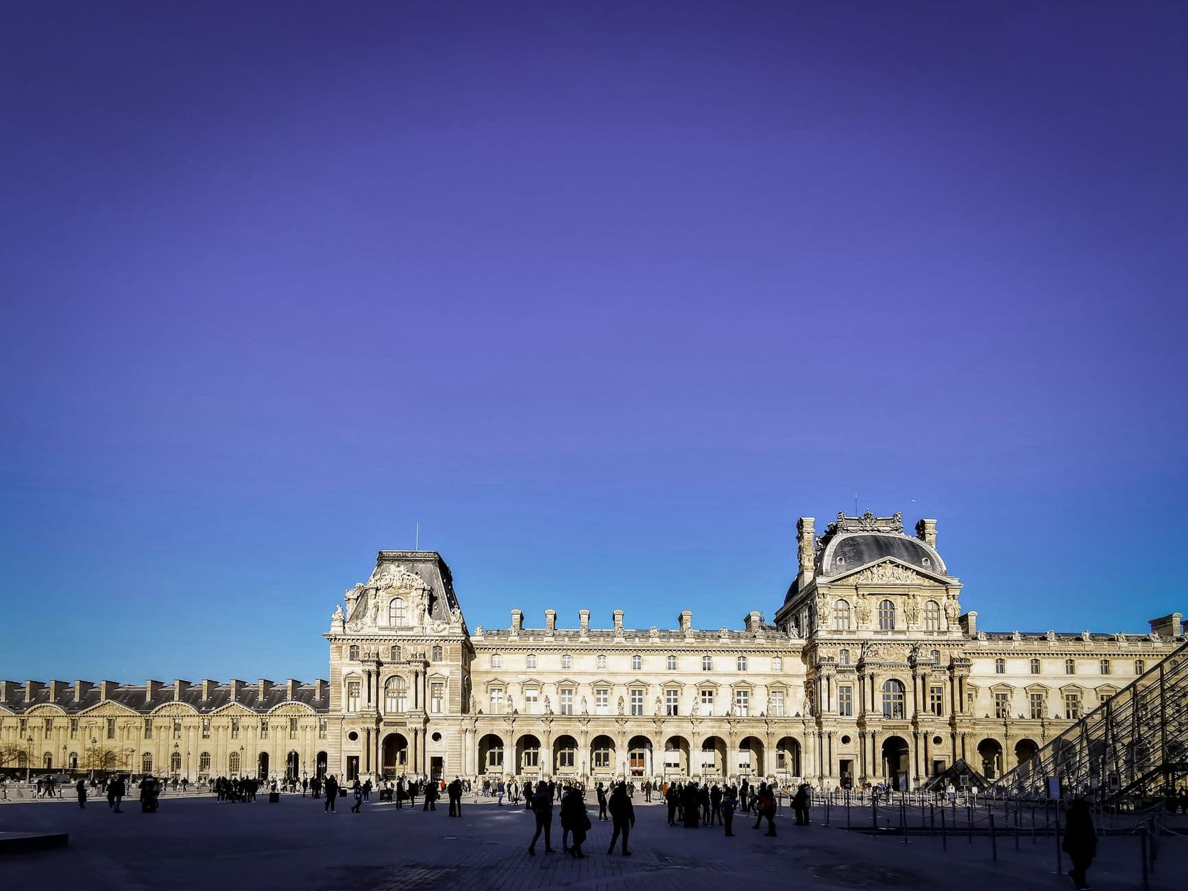 Louvre Müzesi kapanma tehlikesiyle karşı karşıya