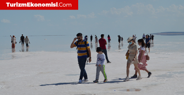 Yerli ve yabancı turistler Tuz Gölü’ne akın etti