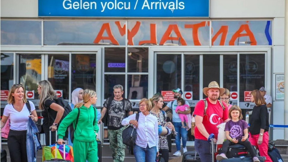 Antalya’daki Turist Yoğunluğunu Yönetebilmek İçin Yeni Öneri: Turist Vergisi