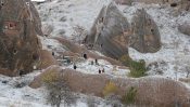 Kapadokya’da kar yağışı Peri Bacaları’nı beyaza boyadı